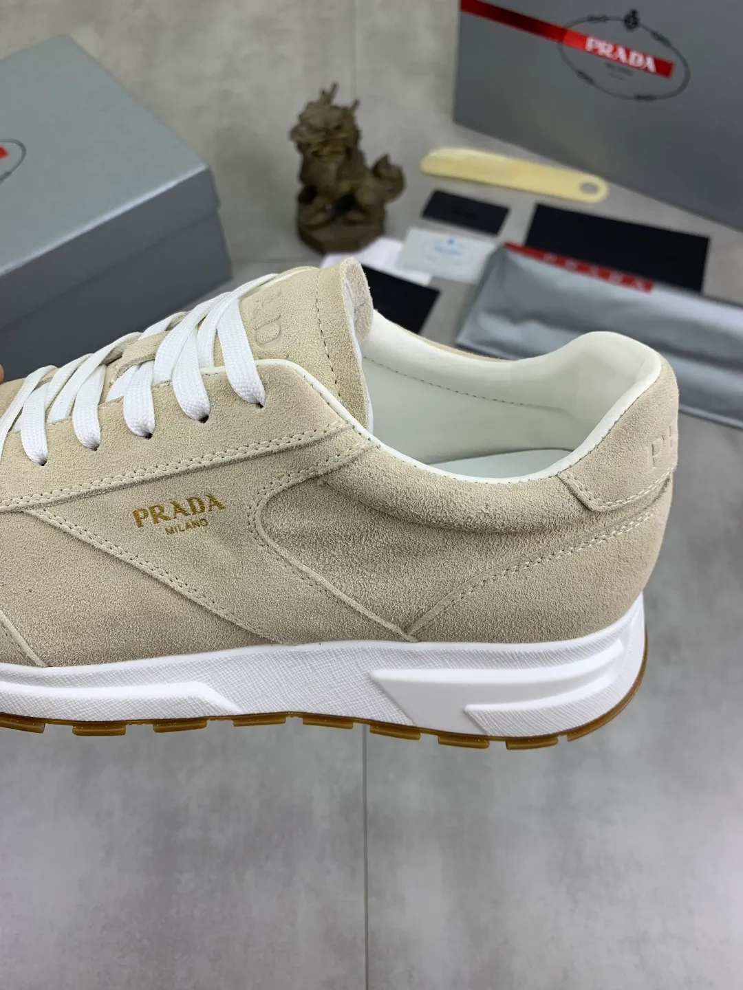 Men's Men's Shoes 💰P560 💰【New Style】 The latest model of high-quality PRADA classic men's shoes has been launched on the official website at a 1:1 replica, synchronized in Hong Kong and on the same catwalk; all made of calfskin➕imported cowhide lining, 🍡🍡original rubber outsole, non-slip and wear-resistant; comfortable on the feet, attractive style, fine workmanship, and simple and neat shoe lasts, highlighting a man's courage and toughness, 👍size 38 to 44 (45 can be customized) black White color🉑️choose